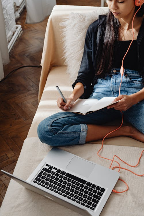 Adult Mandarin learner in an online lesson